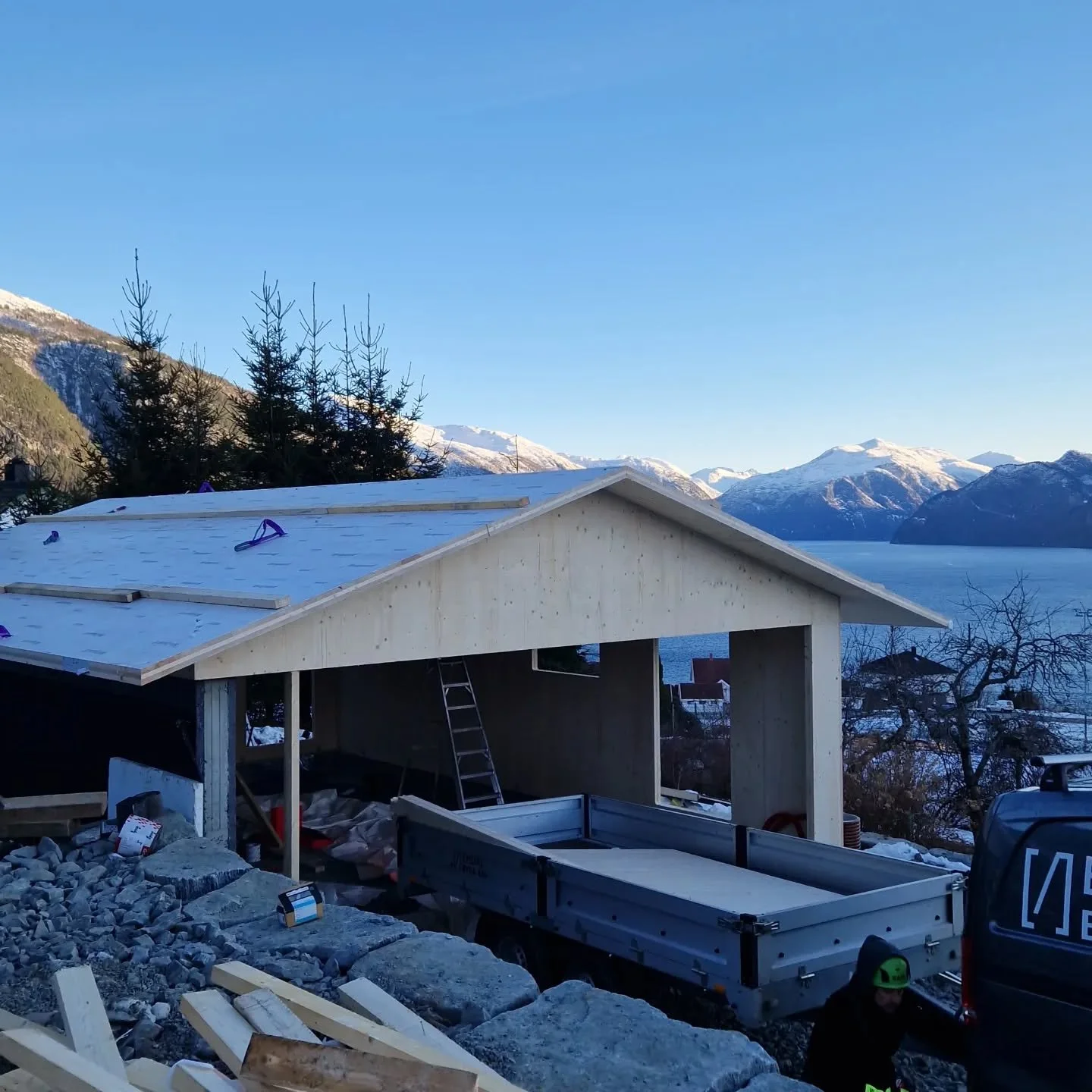 [ Garasje Stranda ] 

Lyst p&aring; ei garasje p&aring; nokre timar? Denne garasja satt vi opp ila nokre timar ein dag i november. Ei kostnadseffektiv og rask l&oslash;ysing, for &aring; f&aring; eit krypinn til bilen f&oslash;r sn&oslash;ven kjem. O