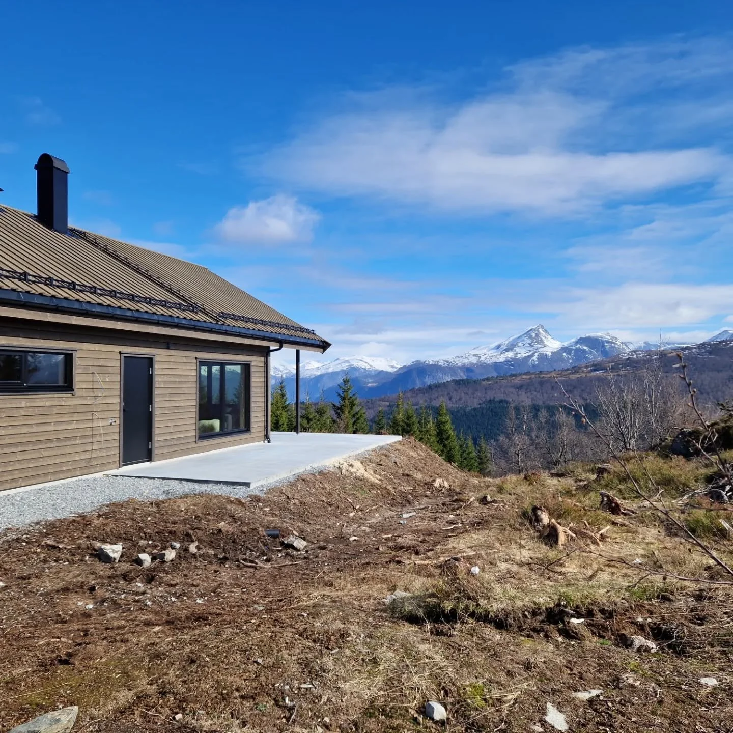 [ Hytte &Oslash;ggardslia ]

Denne flotte massivtrehytta er no ferdigstillt og klar for ein ny eigar. Ei flott utsikt i kombinasjon med store vindusflater, gjer at ein verkeleg f&aring;r naturen inn. I tillegg har ein smarte l&oslash;yinsingar som gi