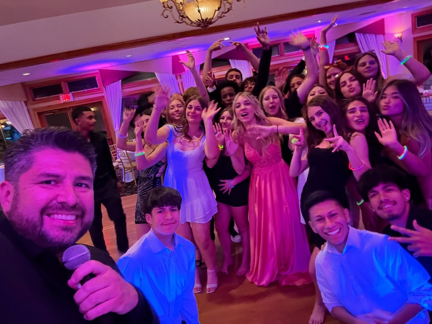Celebrating Ashley’s Sweet 16 in style! 🎉💖
An unforgettable night with her amazing friends, our high-energy MC Steve, DJs Malik, Nicholas & Lucas, and of course—our always-popular Photo Booth 📸✨
Thanks for letting us be part of you