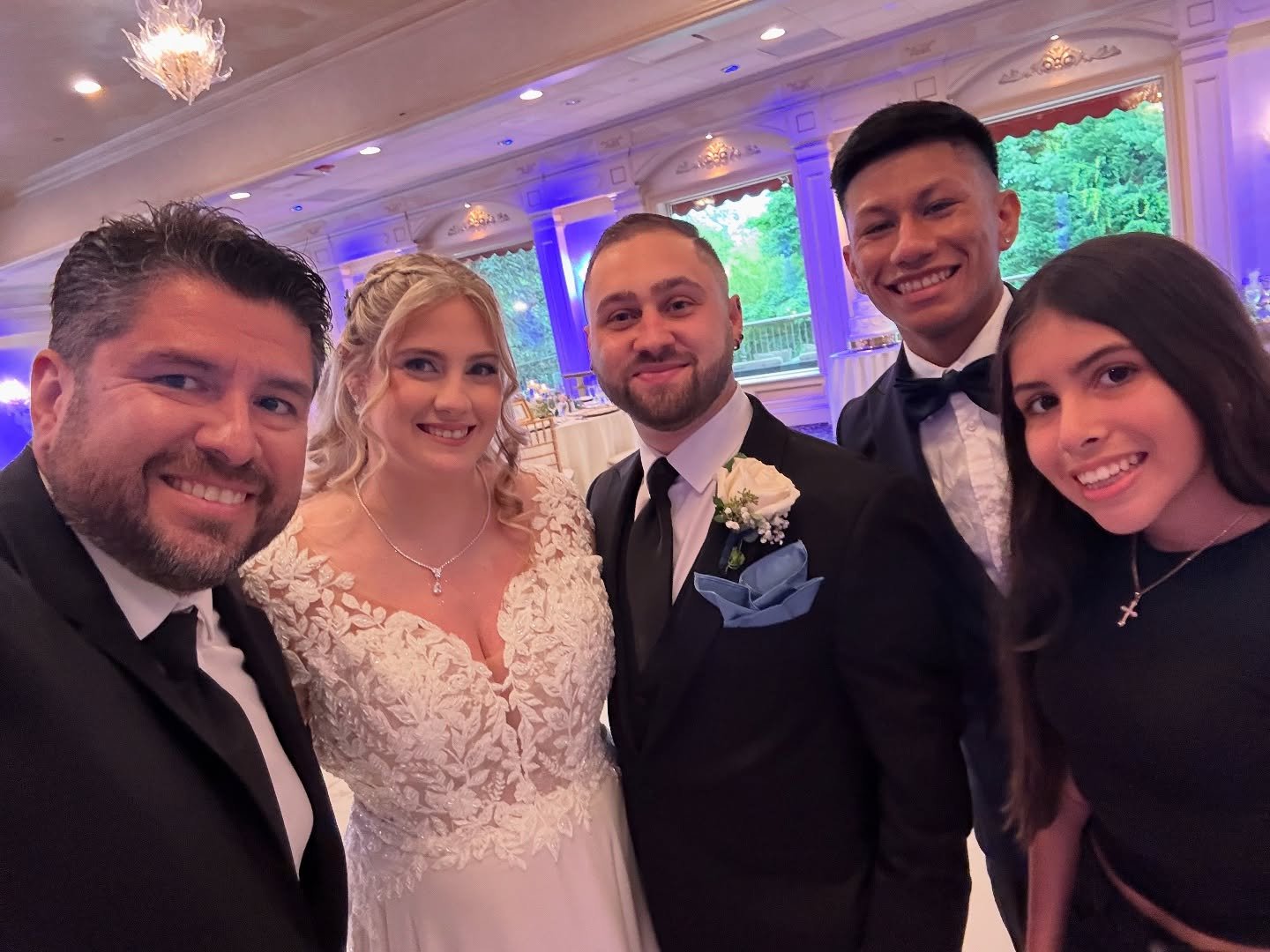 ✨ Thursday night vibes at Il Tulipano!
MC, Steve, DJ Malik, and Mia (our awesome photo booth attendant) jumped in for a quick snap at Amber & Anthony’s wedding.
Midweek weddings hit different when the energy’s this good! 💍🎉📸
#Wedd