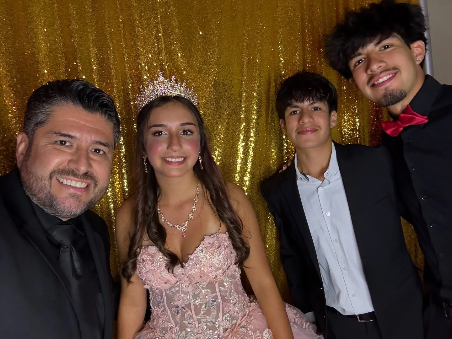 ✨🎉 Selfie time with the birthday girl! 🎉✨
DJ Steve, DJ Nick, photo booth pro Lucas, and the beautiful Linda celebrating her quinceañera tonight! 💖🎶 We brought the beats, the photo booth, and all the party vibes for an unforgettable Sweet 1