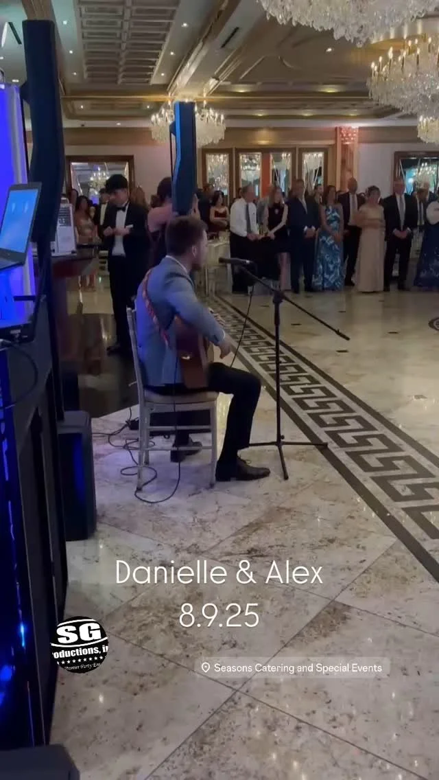 A sweet moment from Danielle & Alex’s wedding — their song played live by their friend Ryan at Seasons this weekend. 💍🎶