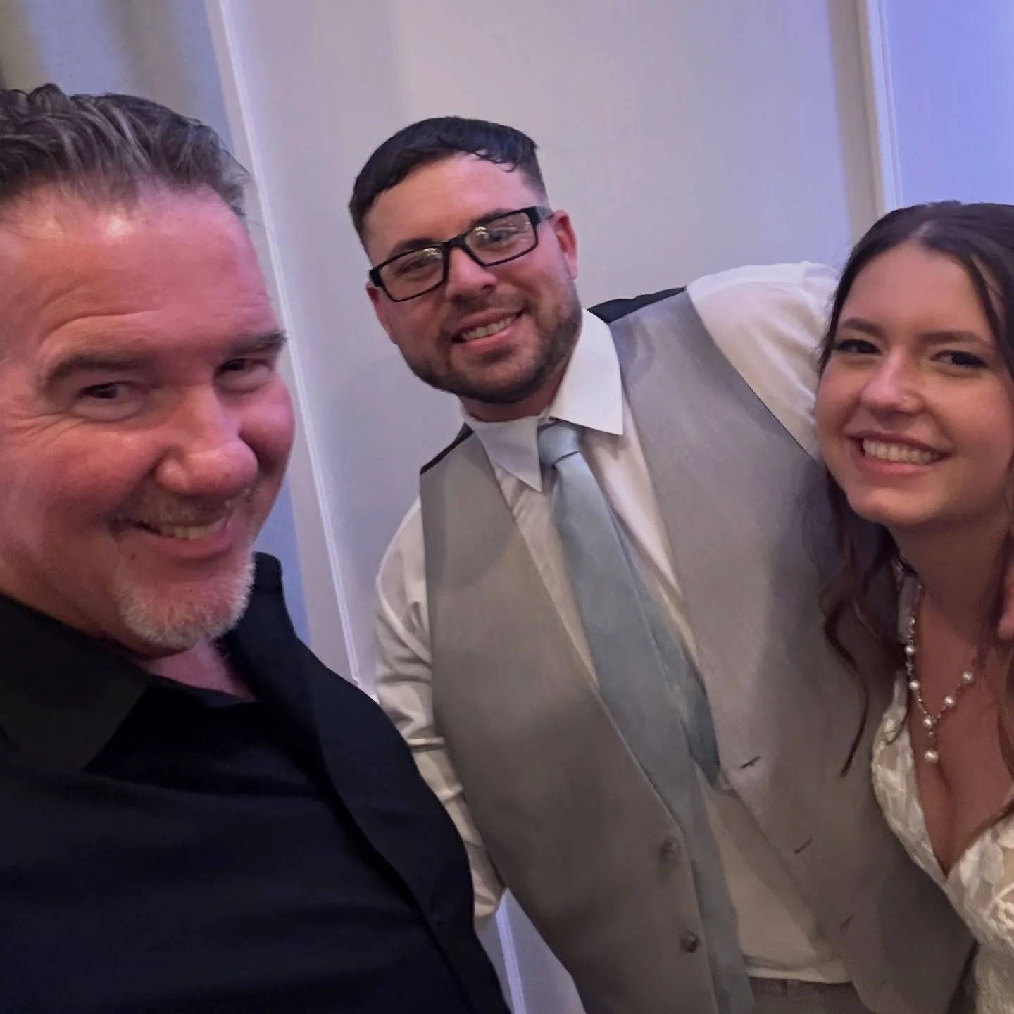 Selfie time 🎉✨ MC/DJ Bill with Jenna & TJ celebrating their big day at the beautiful Mansion at Mountain Lakes! 💍✨ An amazing night filled with love, music, and memories.
#MansionAtMountainLakes #NJWeddings #SGProductions #DJs #WeddingDJs #Cer