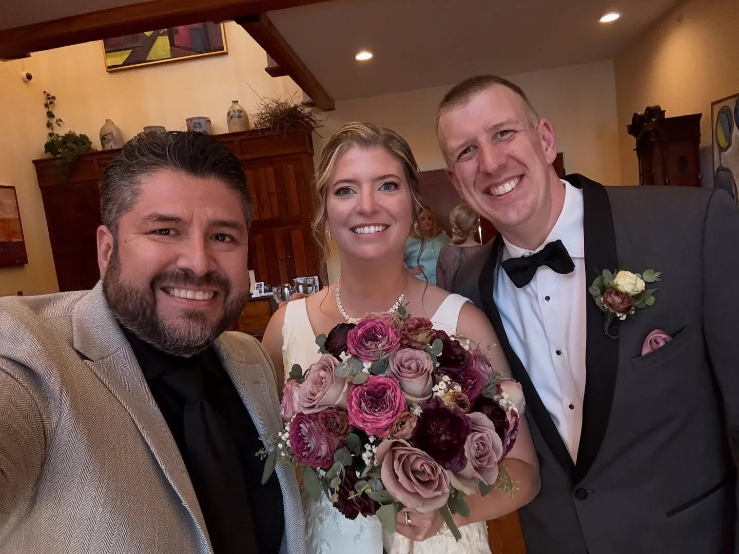 Selfie time with Margaret and Ryan and DJ Steve 🎶✨ Celebrating their beautiful wedding day at the stunning North Shore House! 🍂❤️ #SundayVibes #NorthShoreHouse #WeddingDJ #CeremonyDJ #FallWeddings #NJWedding #2025Weddings #SGProductions