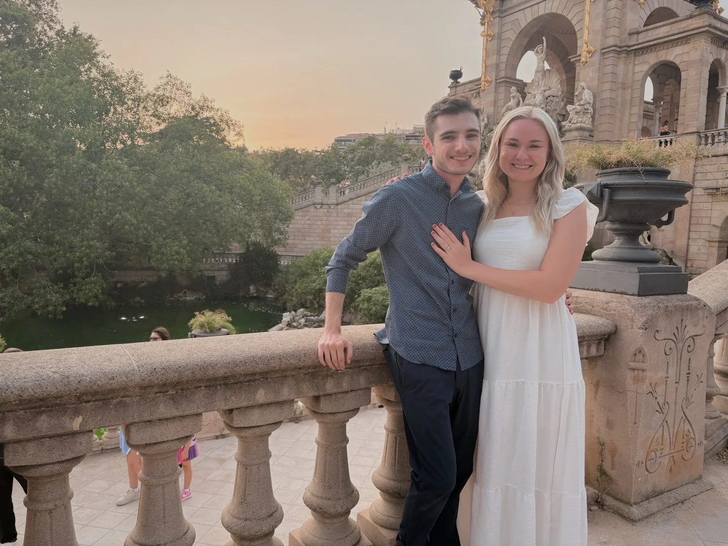 A proposal straight out of a movie ✨
After 7 years together and traveling to 7 countries, David popped the question at Ciutadella Park in Barcelona &mdash; just the two of them&hellip; or so they thought 😉
Moments later, family surprised them with c
