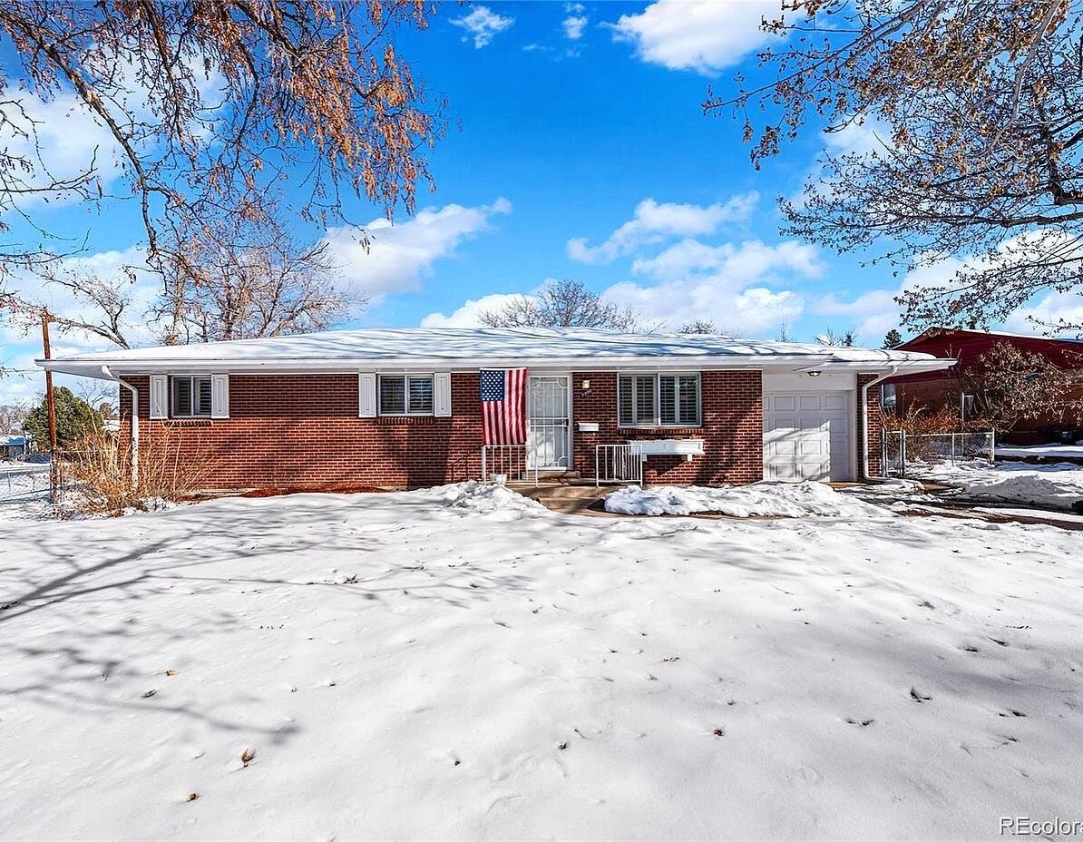 The best part of house hunting? Turning a house you buy into a home. Swipe 👉 to see how one of our sweet families transformed their home exterior! 
#emblemrealestate #coloradorealestate #familieshelpingfamilies #beforeandafter #houseremodel