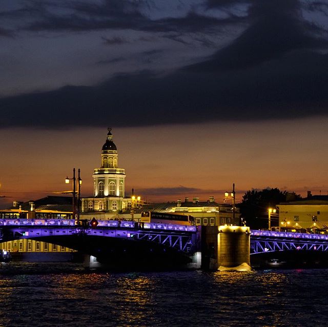 Along the Neva River
.
Visit the website @ www.palebluedotphoto.ca (link in profile)
.
#russia #stpetersburg #russia_pics #stpetersburgrussia #россия #nature #walk_on_russia #photorussia #природароссии #природа #rus_places #питер #travel #russia_img 