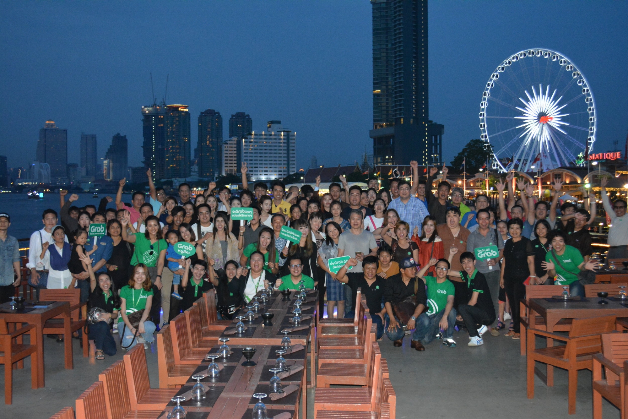 พี่ๆชาว GrabCar และ เพื่อนๆ รวมตัวกันถ่ายภาพหมู่ร่วมกับ Grabbers กันอย่างชื่นมื่น