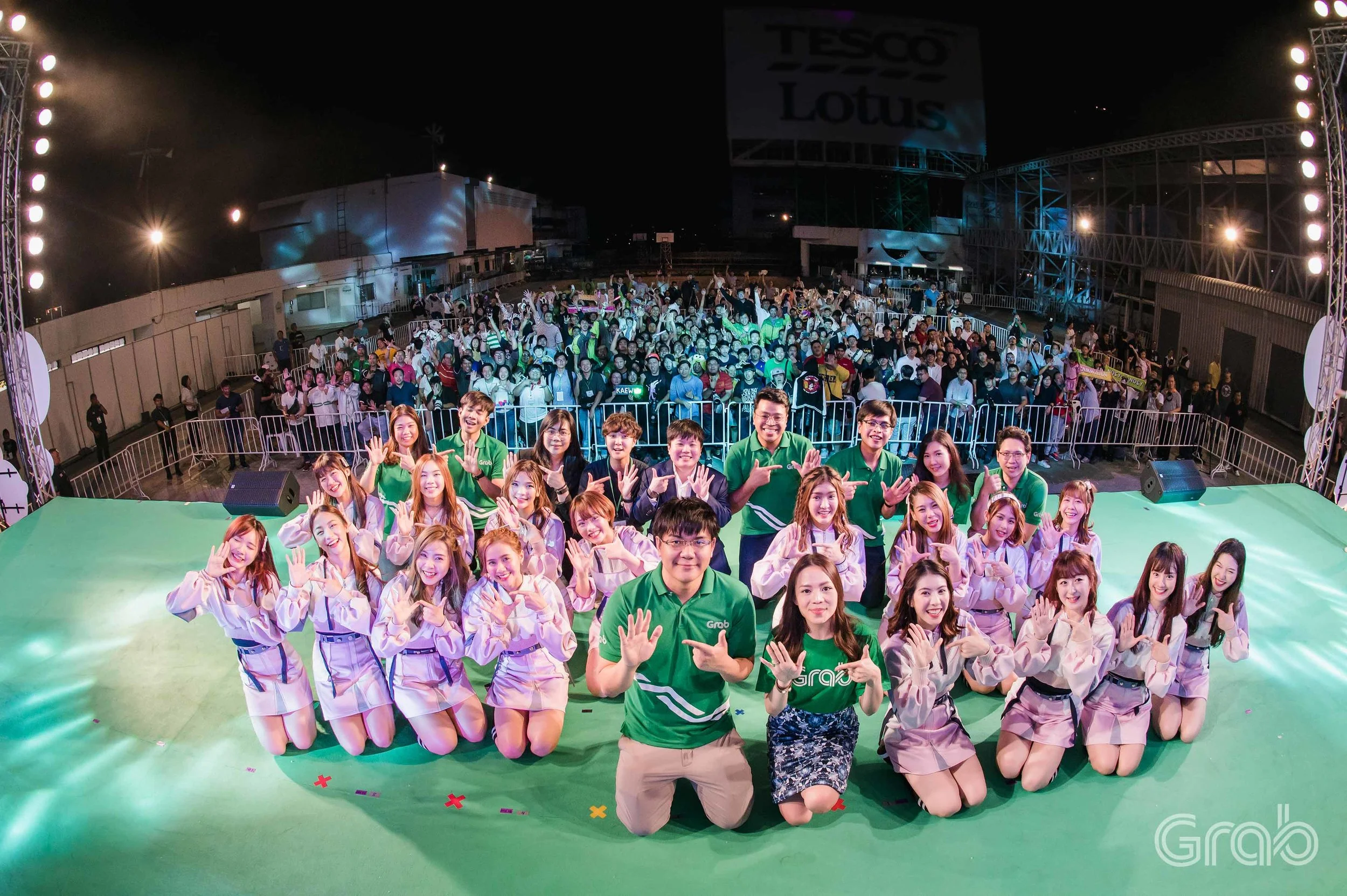 บรรยากาศกิจกรรม และมินิคอนเสิร์ต BNK48 ในงาน Grab Your Dream