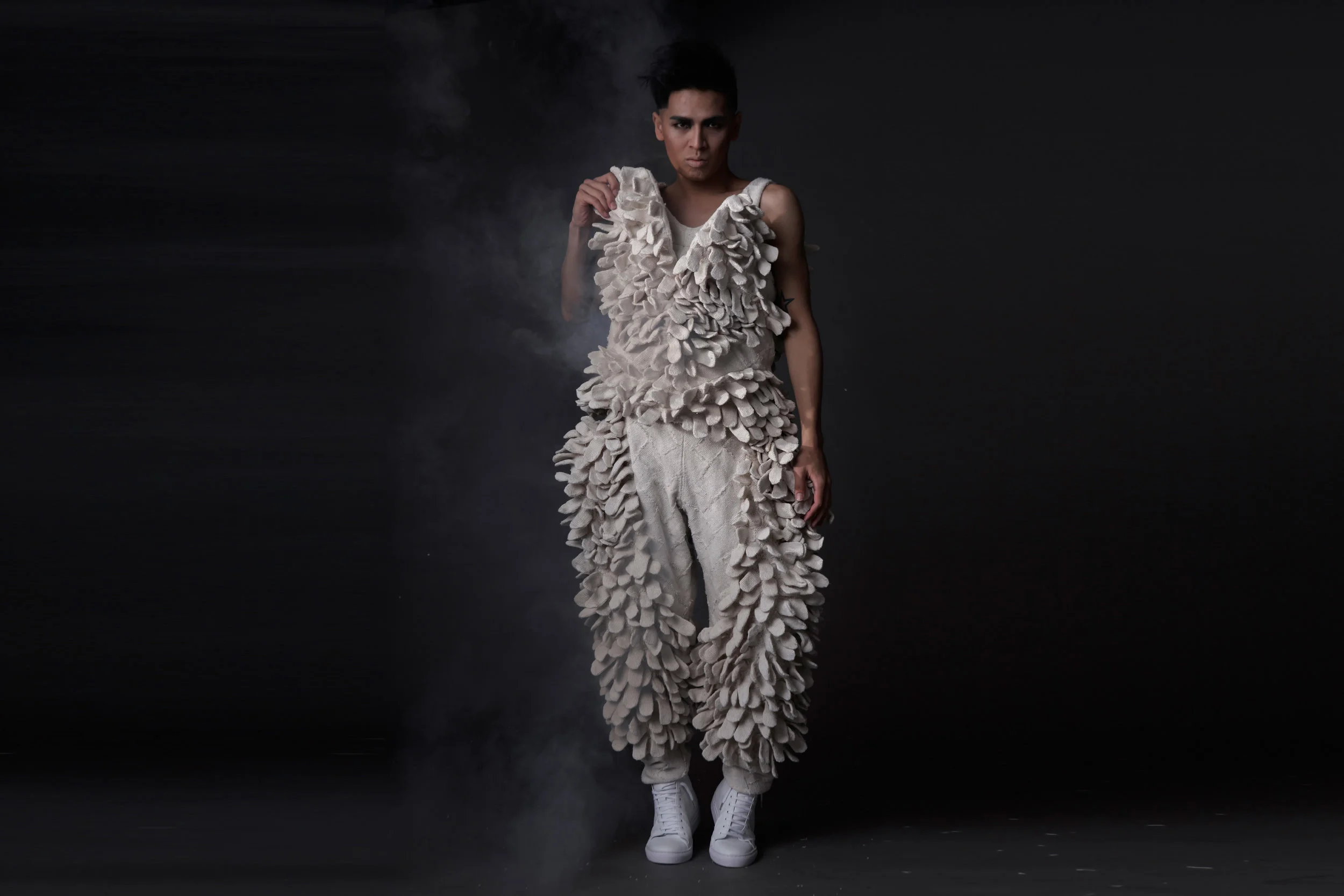  你喜歡這裡嗎？ 不覺得這裡孤躁 無聊 又具侵略性嗎？ 當生存是ㄧ種規則 不是我們的選擇 誰 能全身而退？ 你 只能勇敢面對 為 自己 著上ㄧ身熟悉的鎧甲 正面迎戰   ’Cos I will survive  