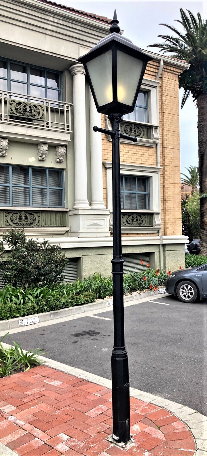 HLP101 lamp pole.jpg