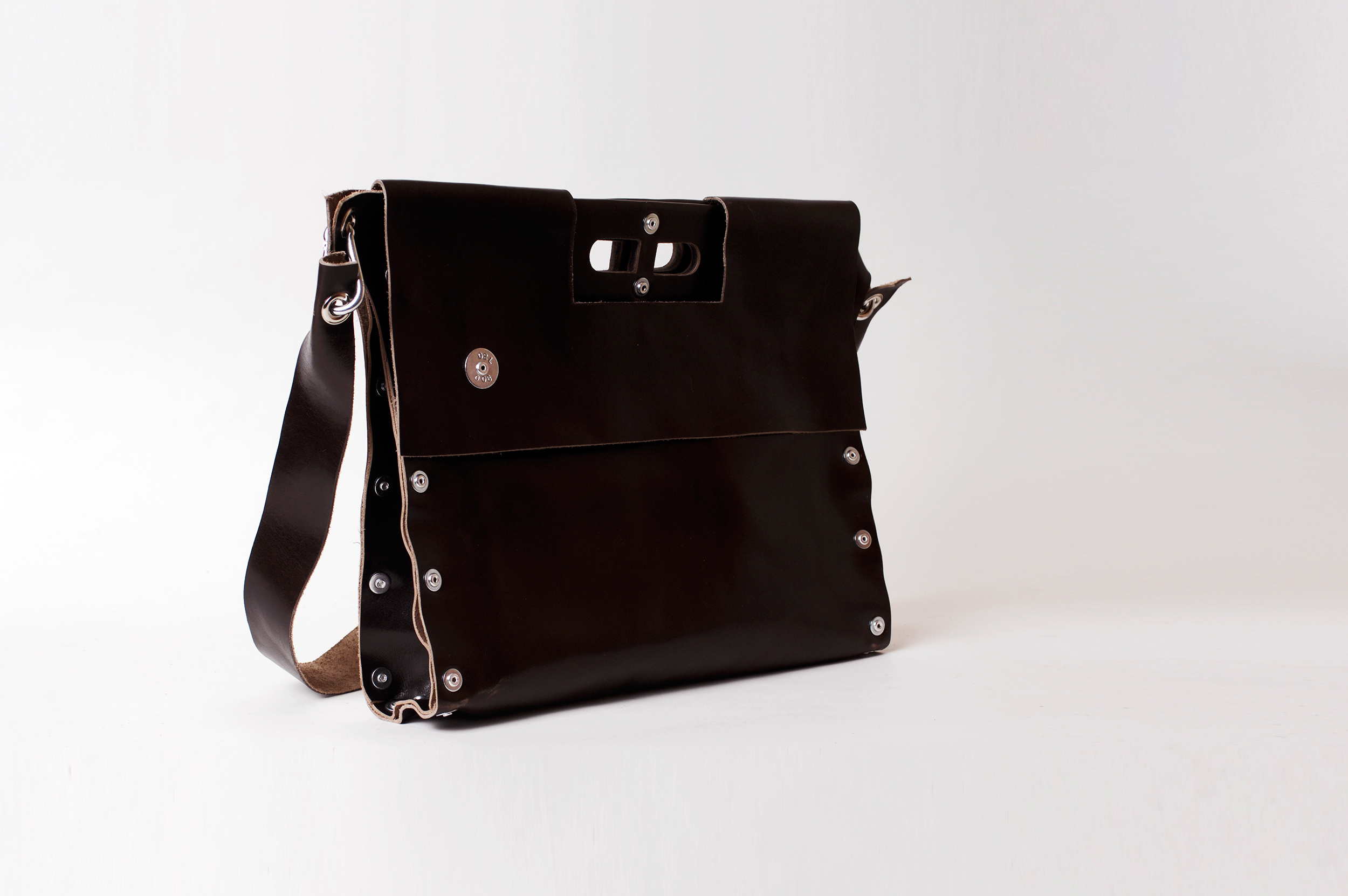 Carga_Leather02_Angle.jpg