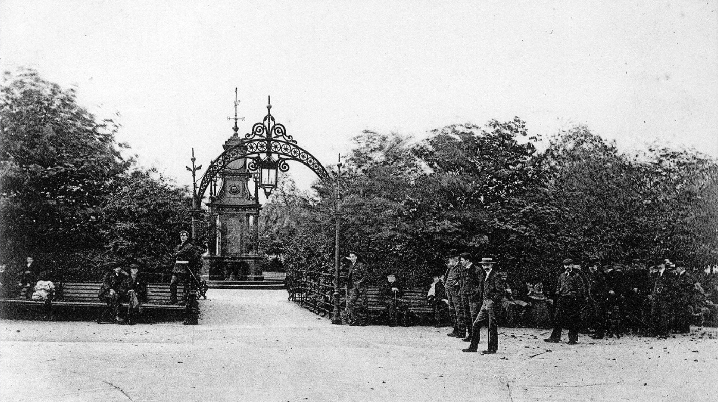 Ornamental Arch with Gas Lamp, Fountain and ‘Parliament‘, undated © LLIS