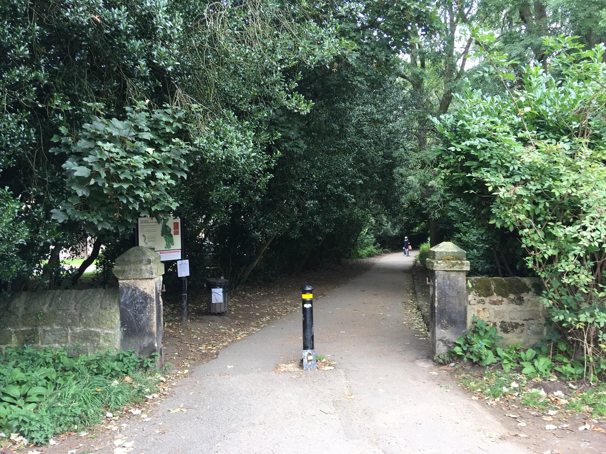 Entrance to Meanwood Park, Hollin Drive © RT