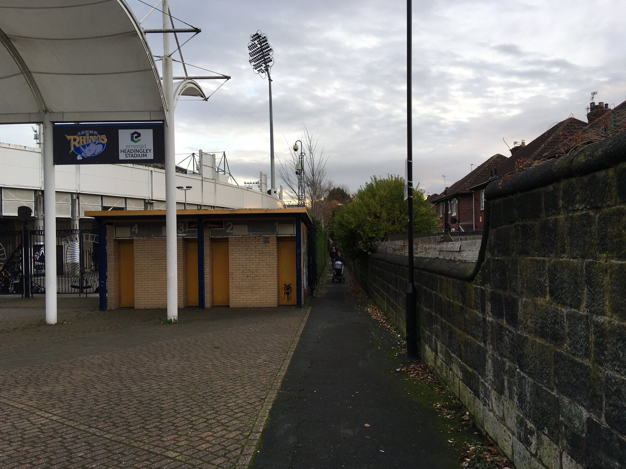 07a Stadium ginnel, entrance from Kirkstall Lane © RT