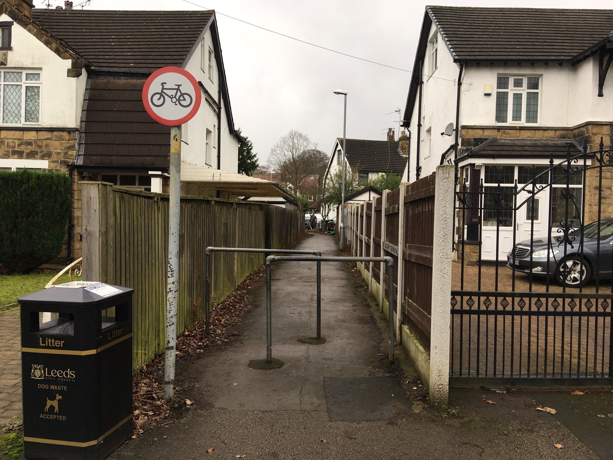 11 St Chad's ginnel, entrance from Otley Road © RT