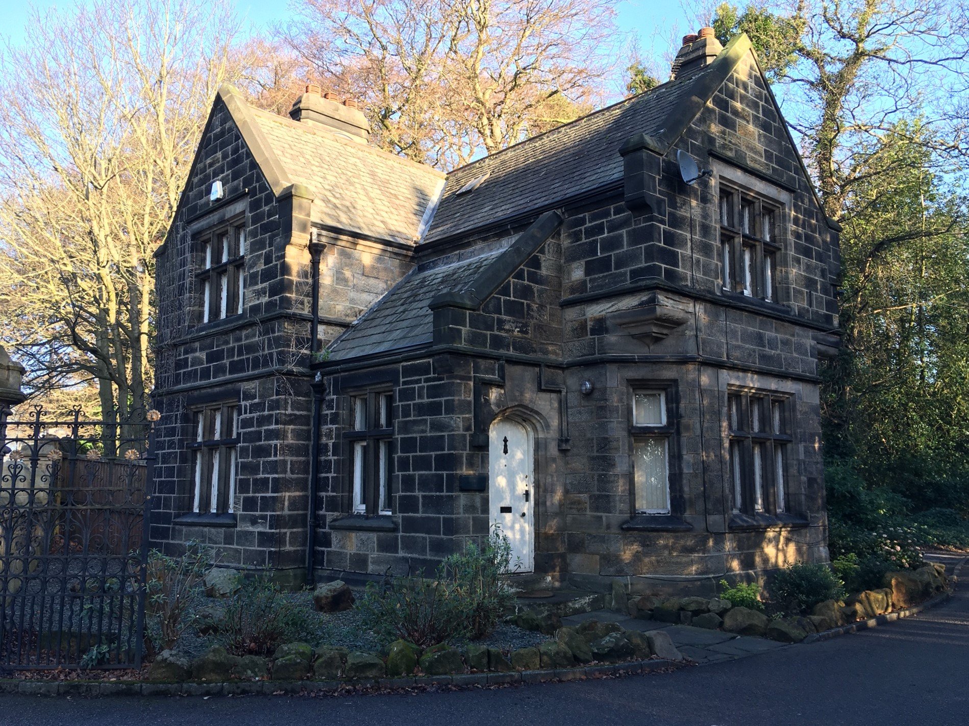 Lodge for Weetwood Hall, Otley Road © RT