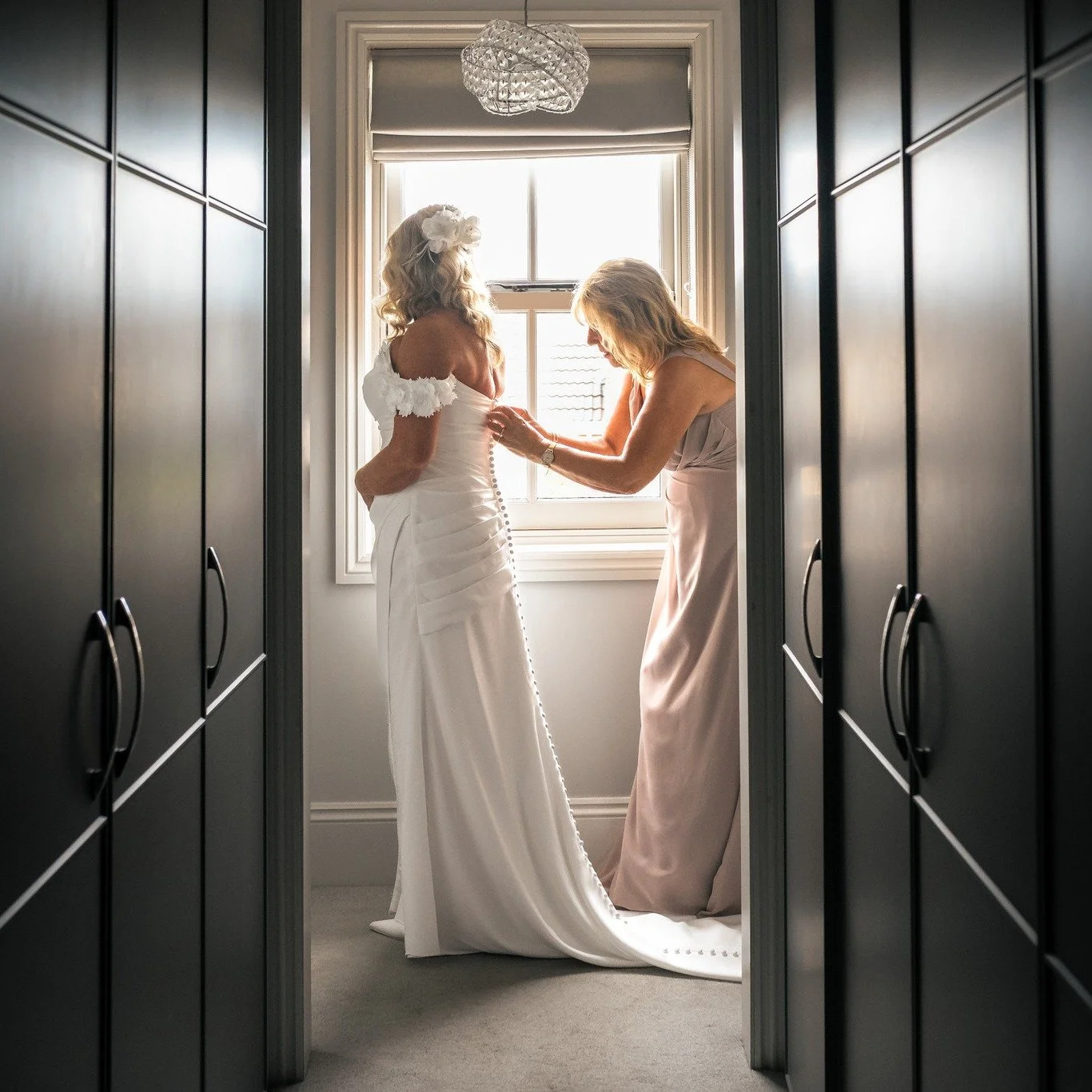 Where the real wedding magic begins ✨

From giggles at the sink to buttoning the dress and that heart-fluttering walk downstairs - our self-catering house is designed for calm mornings, beautiful photos and unforgettable &ldquo;getting ready&rdquo; m