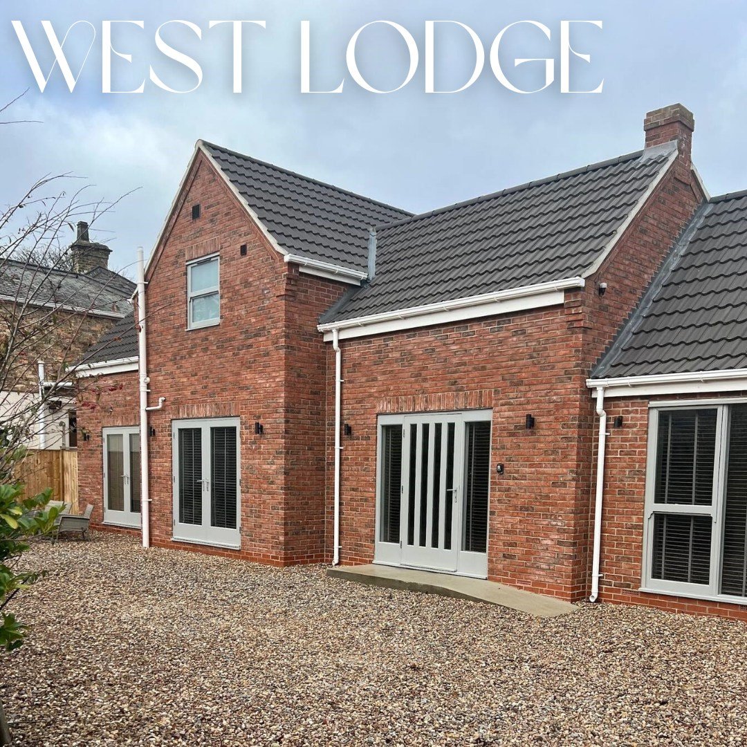 SELF CATERING HOUSES 🏠
The perfect place to start your wedding celebrations!

✔️5 bedrooms (each house sleeps 10)
✔️Open plan lounge/dining area
✔️ Private hot tub!
✔️Private parking

Are you Team West Gate 💜 or West Lodge 💙? 

(We will always giv