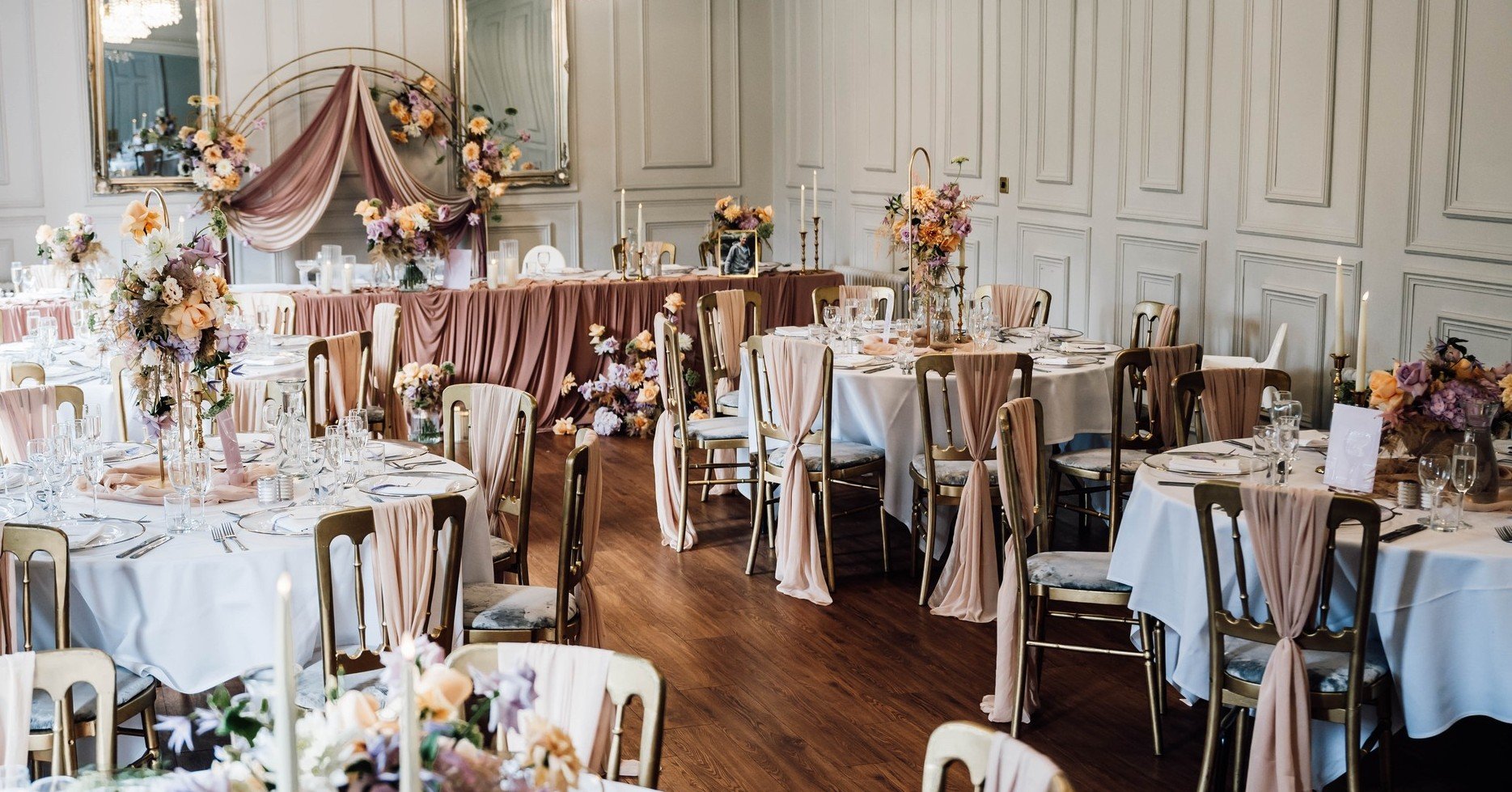 Country House Charm 💐

Delicately draped and meticulously styled to make the perfect refined, romantic setting for your wedding day - our Billiard Room is made for memories that last a lifetime.

📸 @vickybengephotography 
🎀 @bellebijoux_events 
🌷