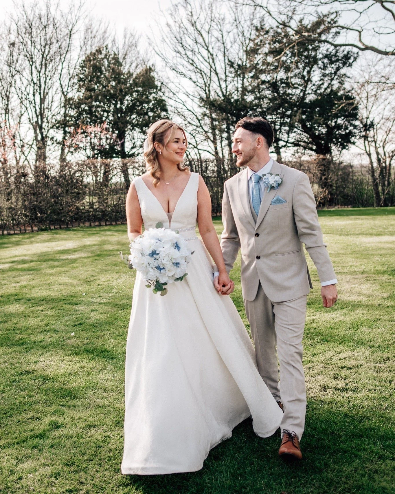 Walking into Happiness 💍

Spring weddings are just a dream ⛅

We love this effortless shot captured by @smarshall.photo 📸