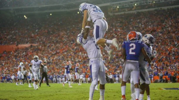 Kentucky celebrates as they upset the gators in Gainesville!
