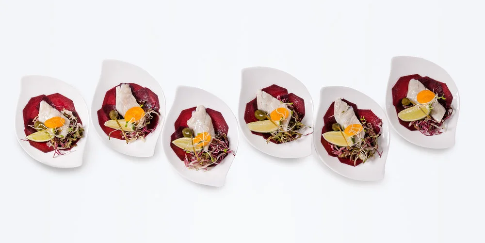 Ceviche de sea-bass pe carpaccio din sfeclă roșie