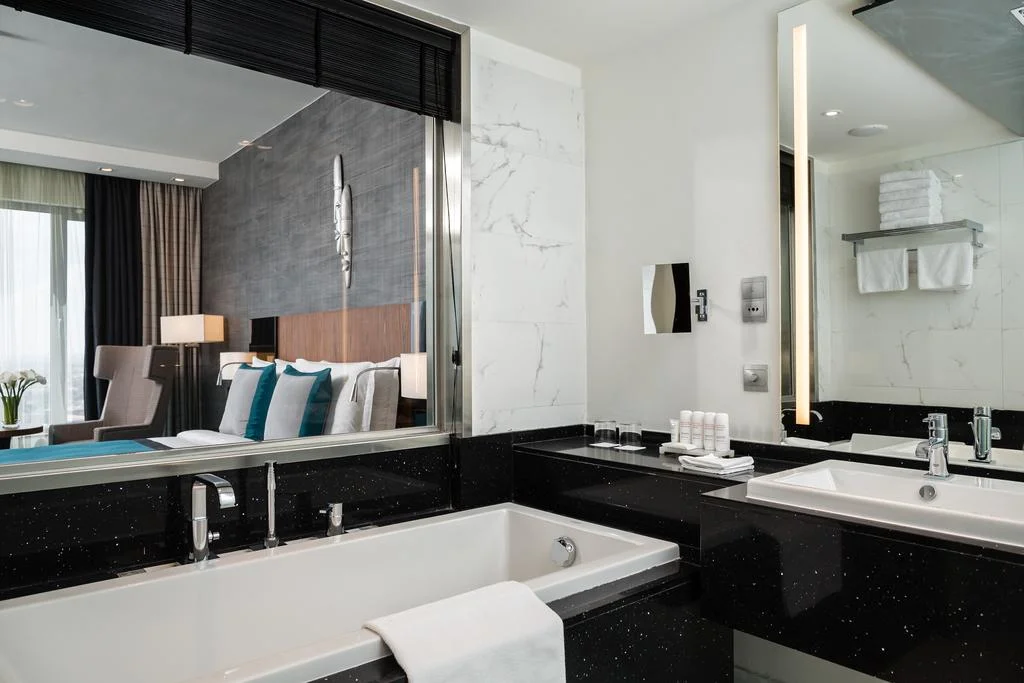 Radisson Bathroom .jpg