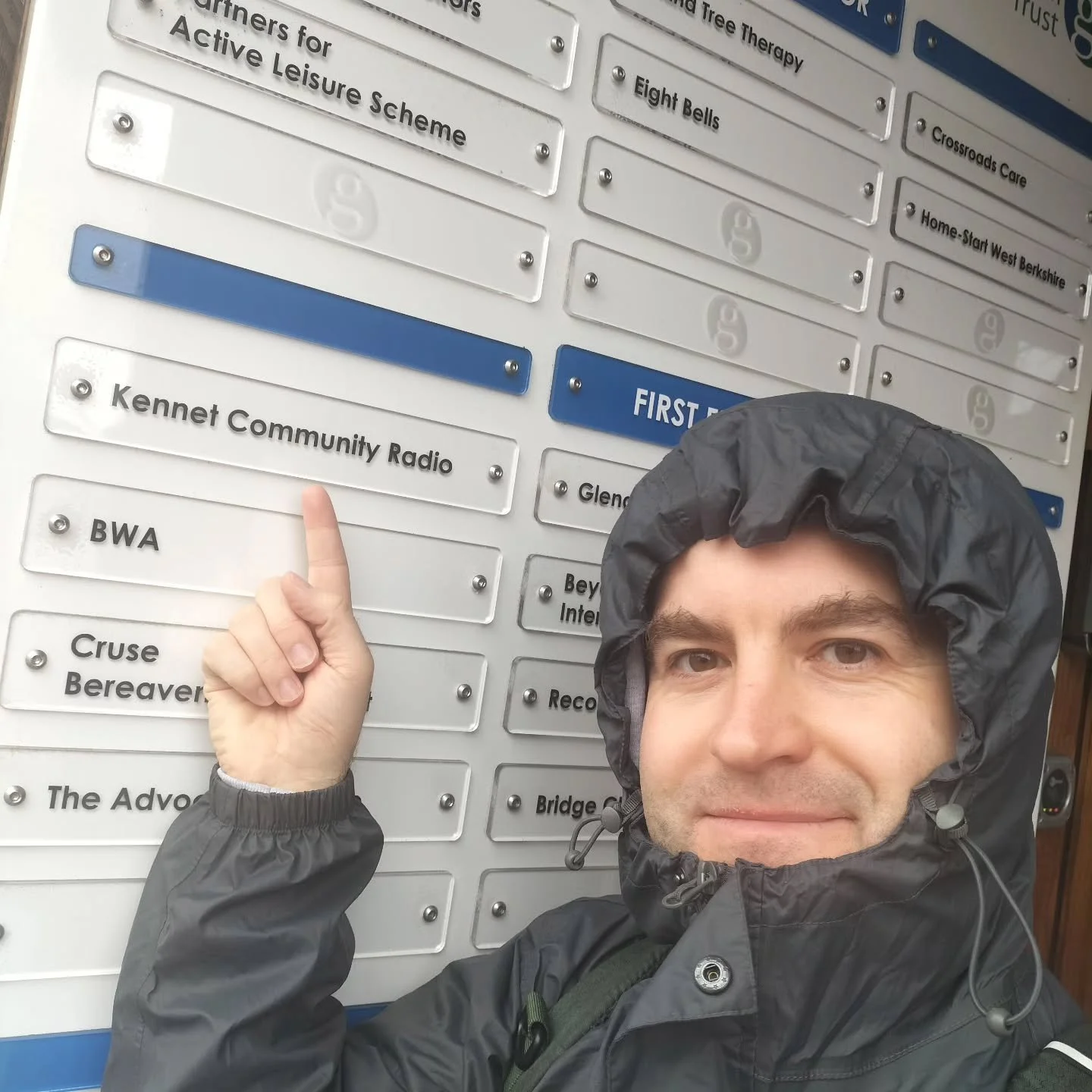 🎤 Our tenor and artistic director David de Winter braved the inclement weather this morning to give an interview on @kennetradio ahead of our Mediaeval Carols concert in St John's Church Newbury on Wednesday December 10th.

📻 Head to the Kennet Rad