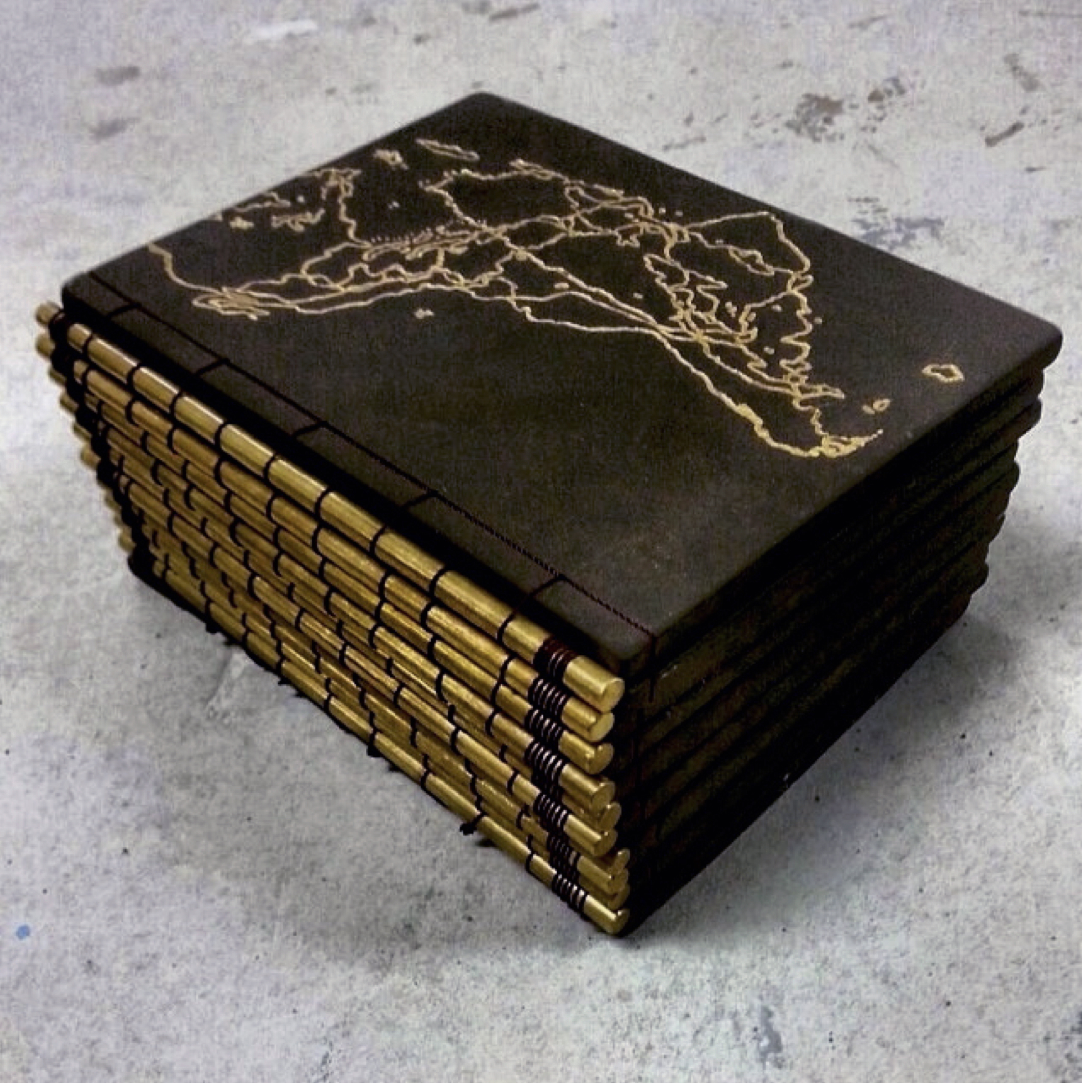Ubícate, 2013 / Barro, pigmentos cerámicos, sobre esmalte de oro, bronce e hilo de nilón / 7 ½ x 6 x 5”