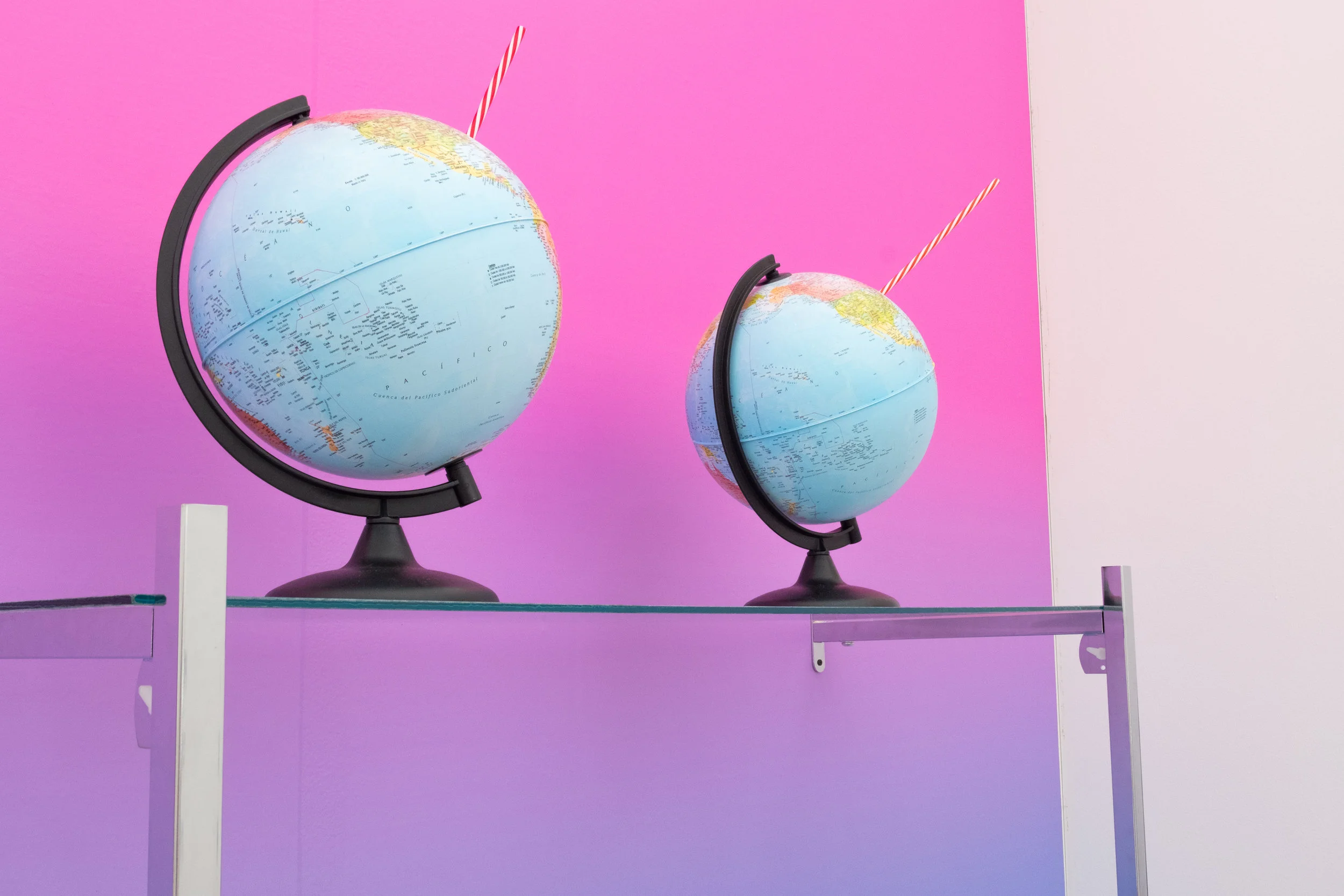 Adriana Martínez / Tomemos el mundo, 2016 / Globo del mundo y popote 