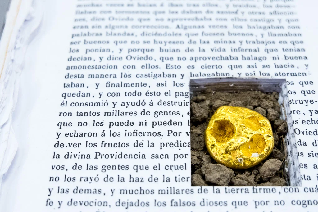 Ivan Sikic / SAQUEO, 2015 - 2018 (Detalle) / Libro, 54 gramos de oro de 24k, tierra / 15 x 22 x 3 cm