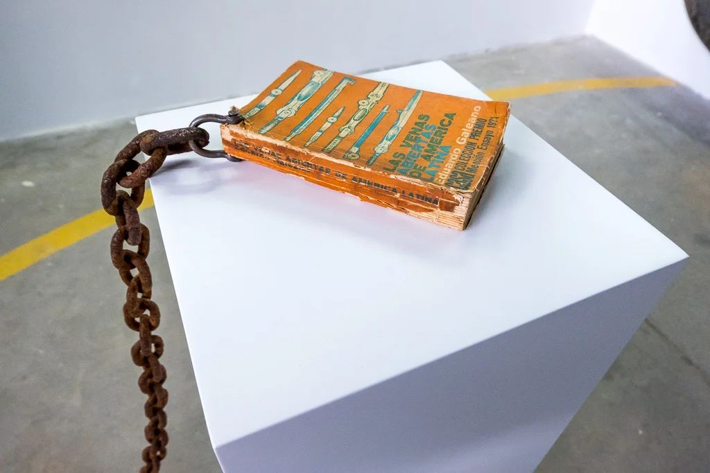 Karlo Andrei Ibarra / Contrapeso, 2012-2018 (Detalle) / Primera edición Las venas abiertas de América Latina y ancla