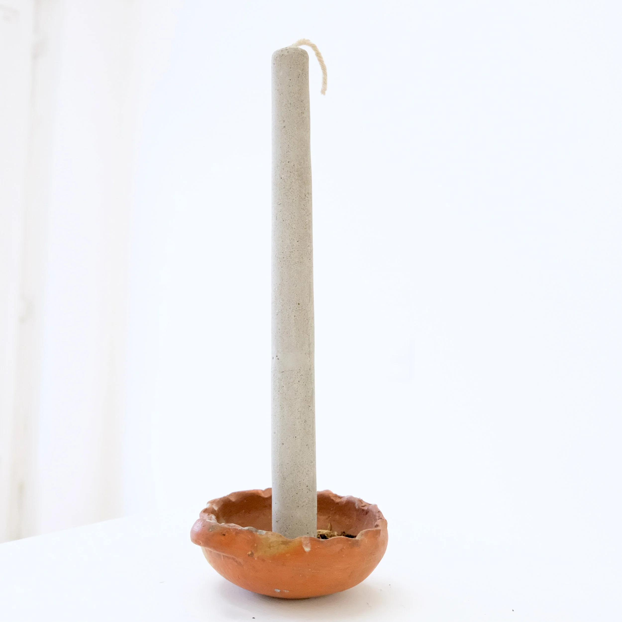 Angel Poyón / Memento mori, 2018 / Cemento y barro / Medidas variables
