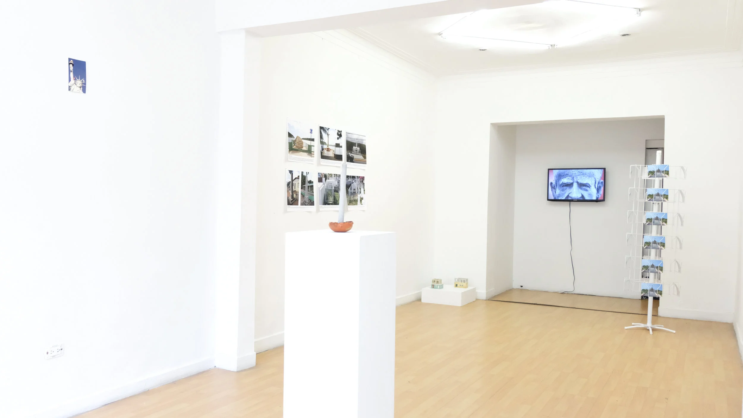 Vista de Monuments: Poetics of disclosure curada por Km 0.2