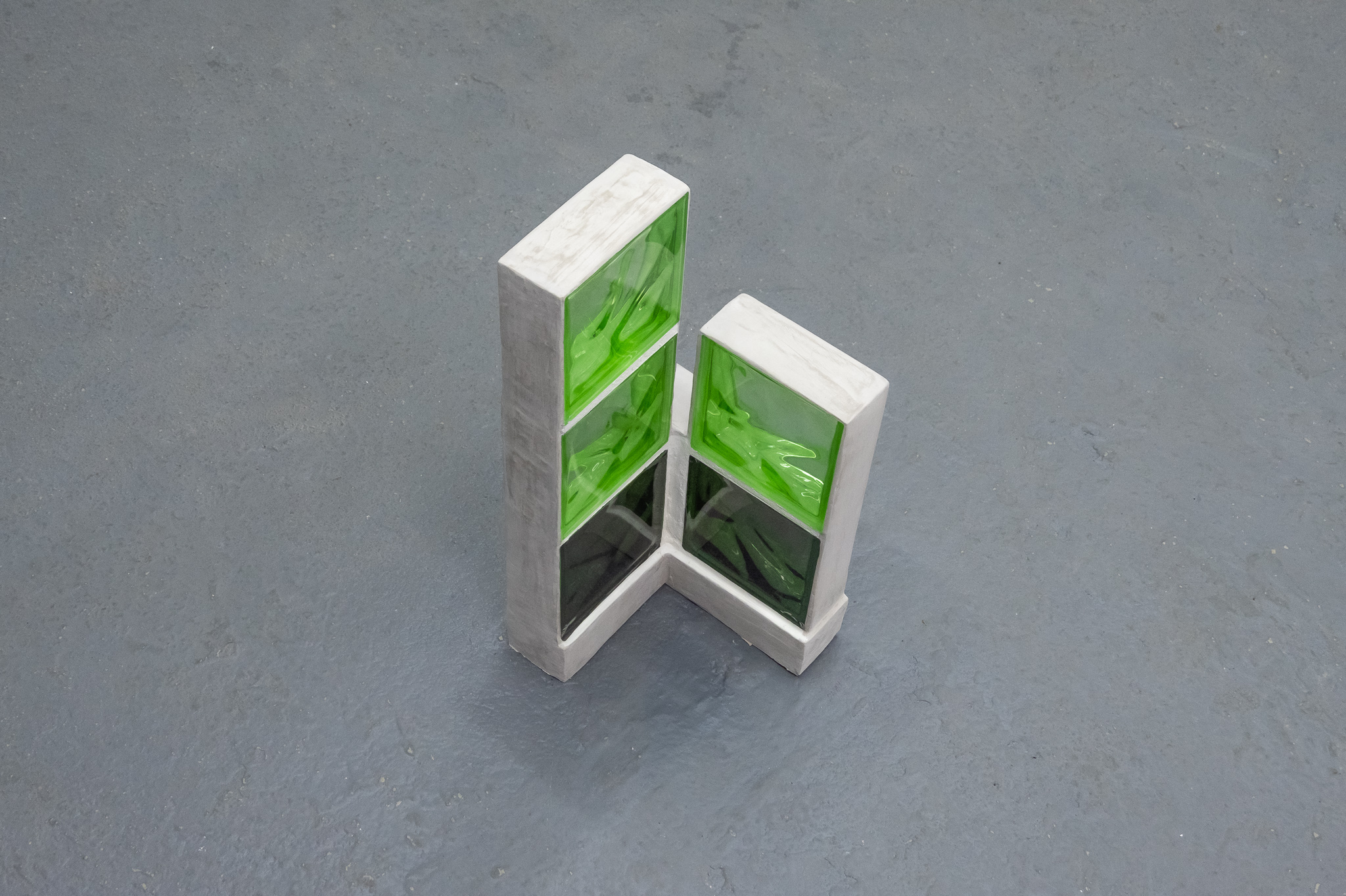 Danny Rivera Cruz / Estudio de bloques - Escala Nelson – 2019 / Cemento y bloques de cristal / Medidas variables