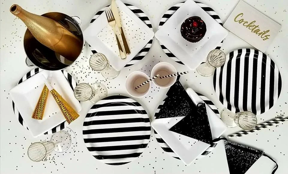 5 Gifts to Give Book-Lovers (besides books!) 4) OMG! a party in a box for their next book club