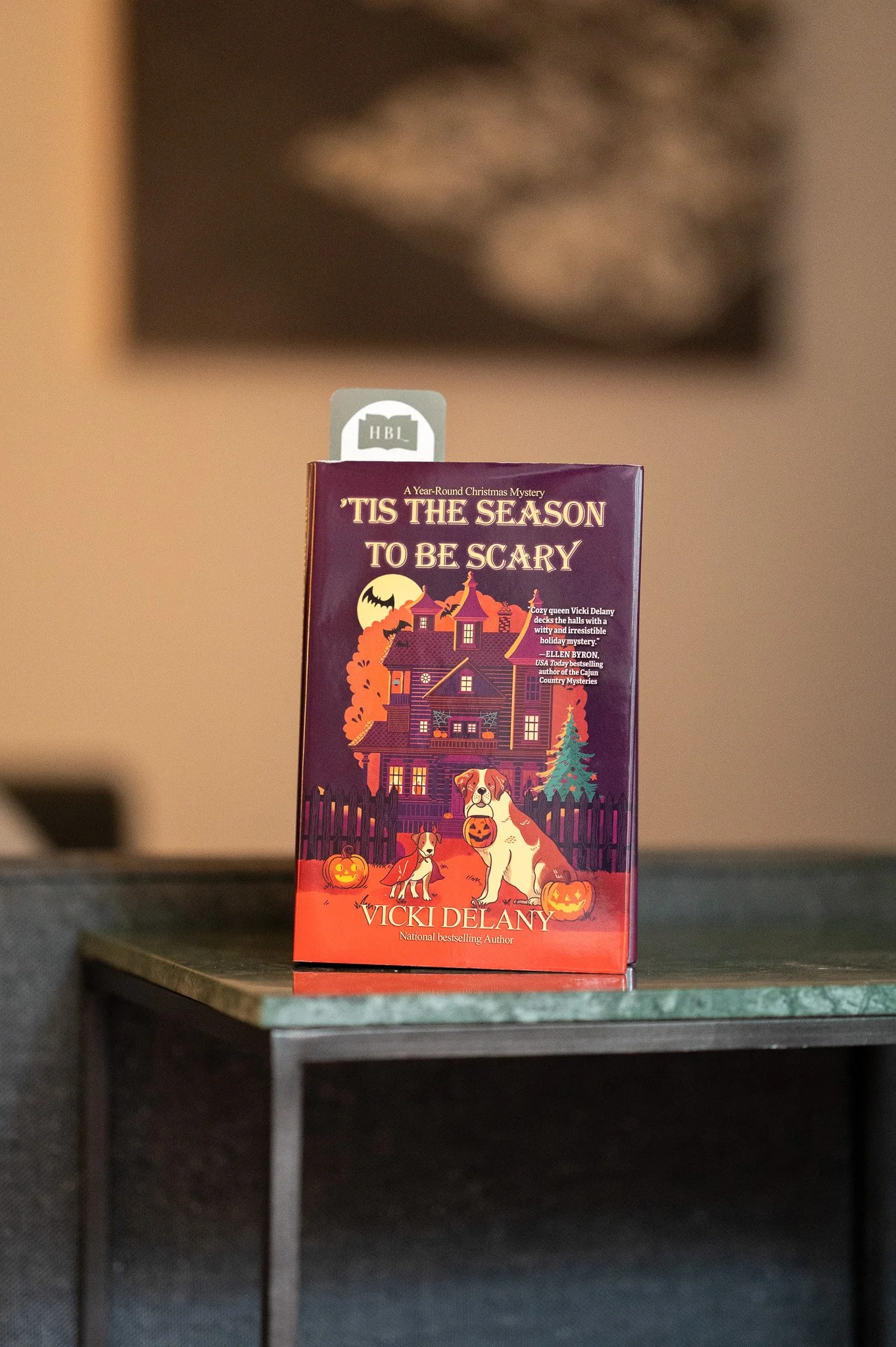 Tis the Season to be Scary by Vicki Delany.jpg