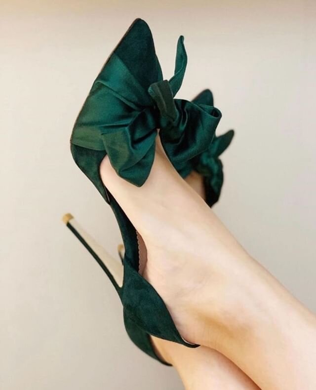 We're feeling all the deep emerald feels for shoes these days.  Equally gorgeous in every season and perfectly modern with a nod to those vintage #dearheartvibes.⁠
⁠
shoes: @emmylondonofficial ⁠
via @weddingsparrow