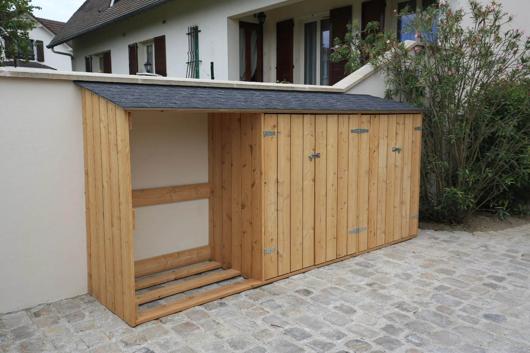 Appentis pour stockage bois et poubelles