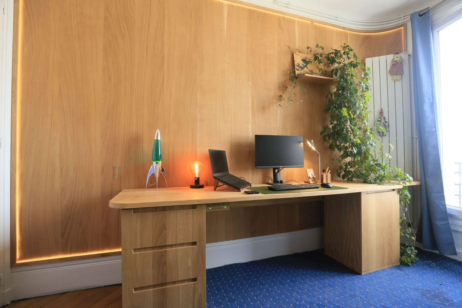 Bureau, caissons et mur chêne avec bandeau led et systême cables invisibles