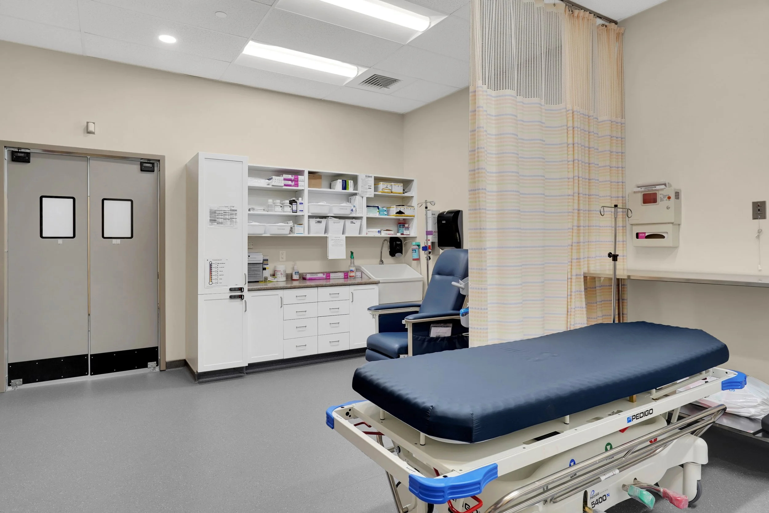 ambulatory patient room with gurney, chair and medical devices