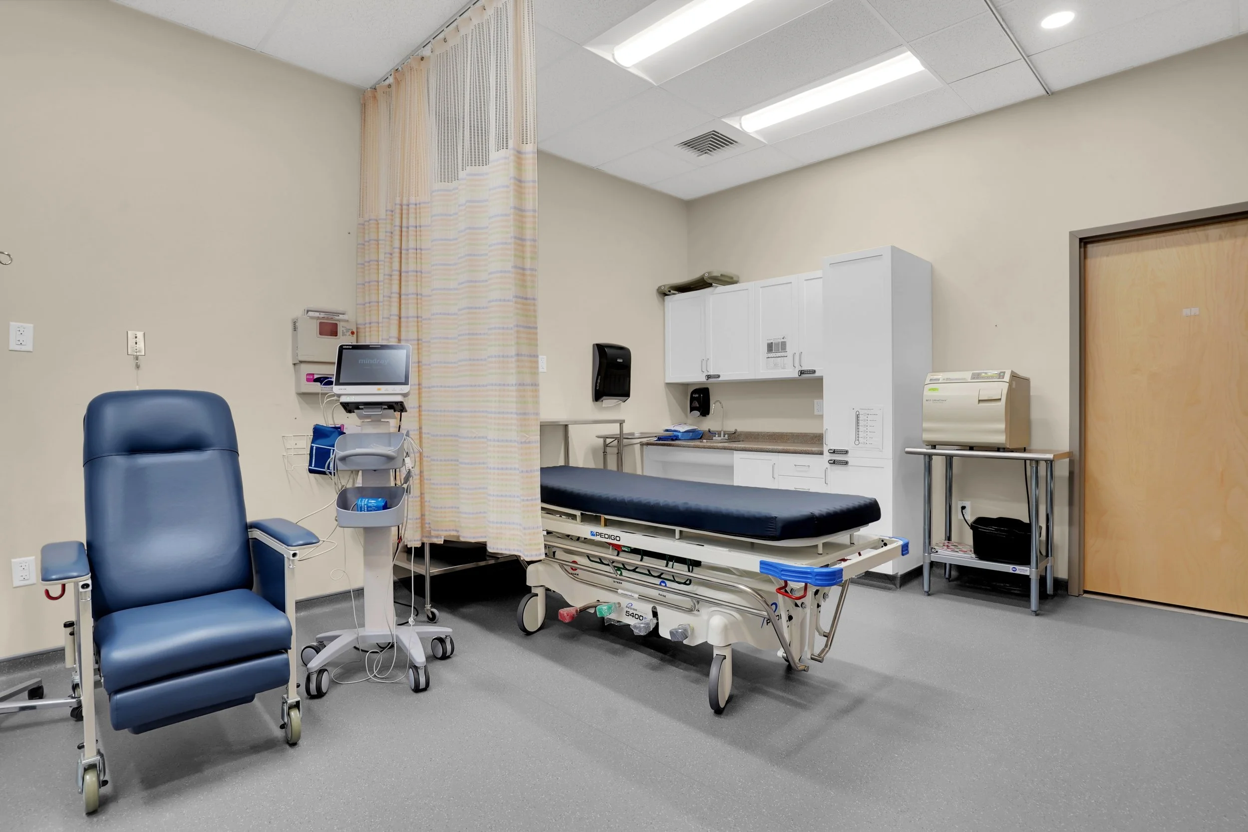 ambulatory patient room with gurney, chair and medical devices