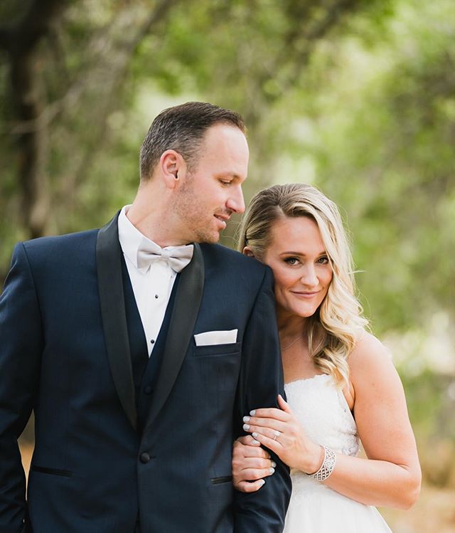 Working on finishing up Lora and Steve&rsquo;s wedding today! Any good podcast recommendations? 
Side note: How gorgeous does this hot mamma look!?.
Planning @intertwinedevents
Photo @sarahmackphoto
Rentals @sigpartyrentals
Florals @heavypetaler
DJ @