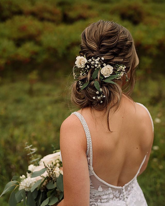 Beautiful updo by @sarahrushworthhair 🤭 book your 2020 weddings now!!!!😊 #updo #updos #weddinghair #weddingstyle #looseupdo #wedding #johnmichaelhairdesign