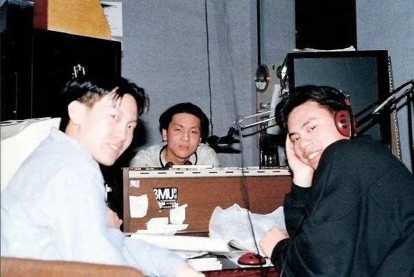 This is how we did it! 

一個越南人 
一個ABC 
一個香港BC

都應該差唔多30年前嘅事 人生第一次做 @monash_uni 大學學生電台3MU節目 

我頂 1996年！ 當時每個禮拜我地三個就抬著一箱二箱Hip Hop 同 R&amp;B 嘅CD番學上堂 跟著要等到我地節目時間到 就抬住盒CD去studio。

就咁玩左一個sem 亦係人生第一次踏入現場錄音室。