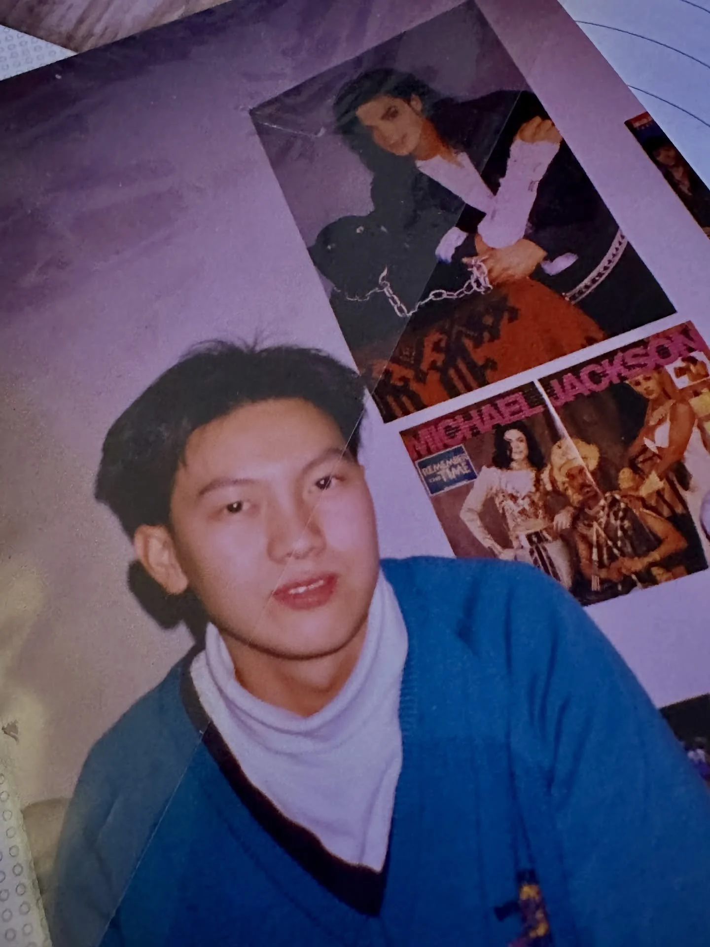 5分鐘前（最尾個幅）
我都仲猶豫緊應唔應該post呢啲陳年舊照
澳洲生活悠閒 呢啲1992 - 1995 嘅相
其實反映Michael Dangerous 到HISTory年代
而我以前最鍾意嘅中學subject 就係
Graphics Communication (唔好問我中文係乜）
好明顯好細個就鍾意海報🥷🤣🥷
到咗1996就見Michael
到咗1997就見 Janet
個時間軸 大概系咁樣啦！

ps.第六張係用黑墨水筆dok dok dok
dok 咗成個禮拜dok 出黎㗎dll