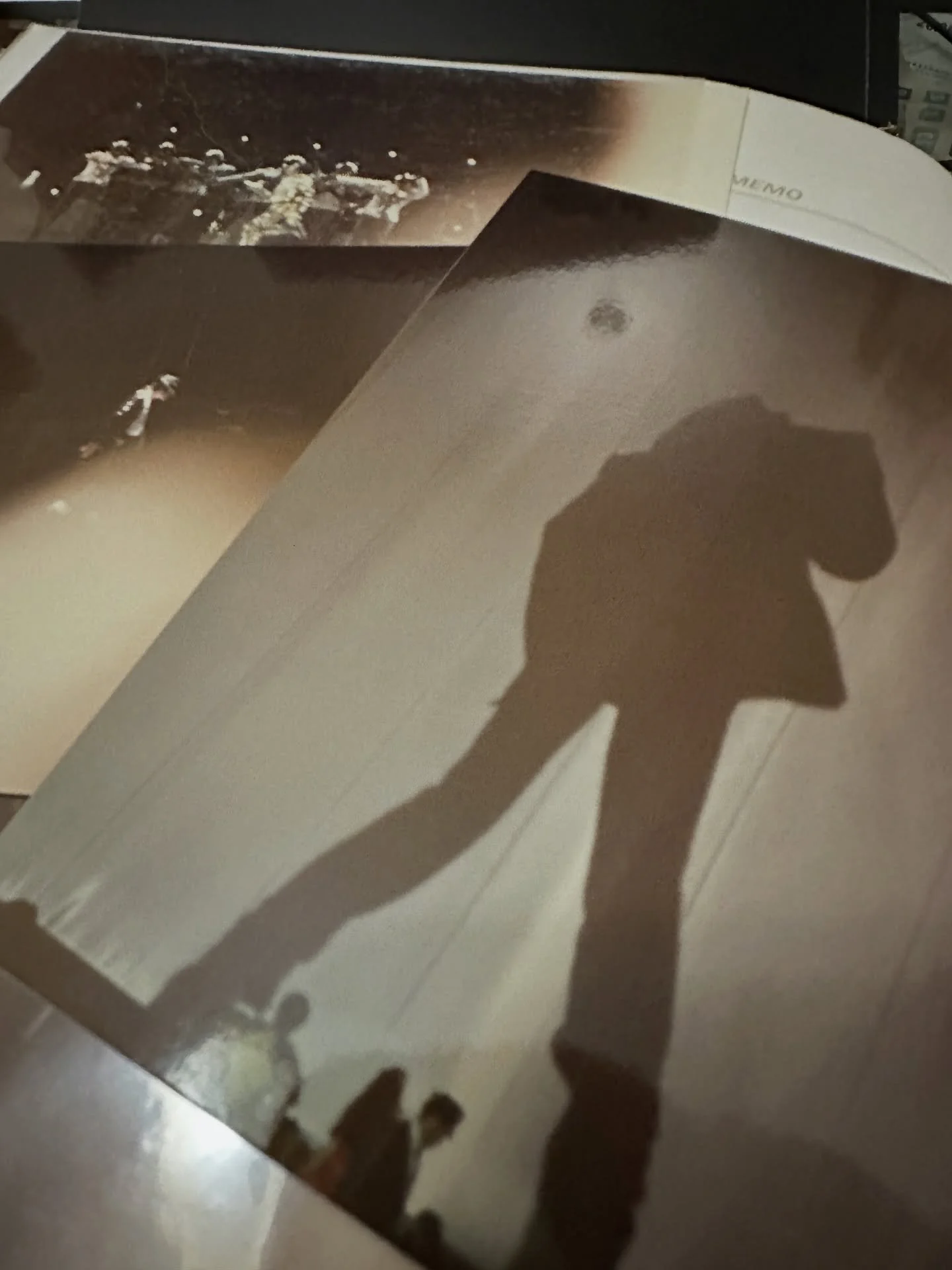 想起當時 睇佢台前面好近睇去跳 Smooth Criminal 嘅時候 我最好奇就系 

1）佢塊布後面點樣可以跳到個影出黎同埋點樣行到咁鬼大個到真人跳出黎
2）佢45度果對鞋點樣勾住佢同dancers 咁多對鞋又唔跌