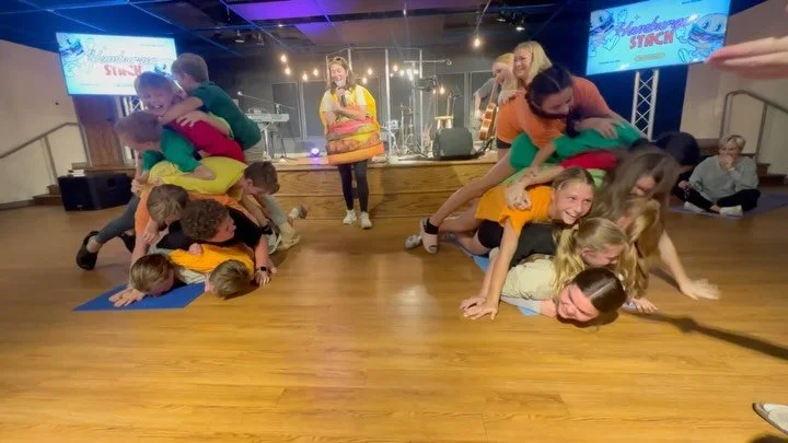 🍔 Here&rsquo;s to praying our week holds up better than our Human Hamburgers! 😂
Tonight was a BLAST! From stacked burgers to stacked hands in worship 🙌🔥 Together we learned what Jesus showed us: life&rsquo;s better when we put others first. #Afte