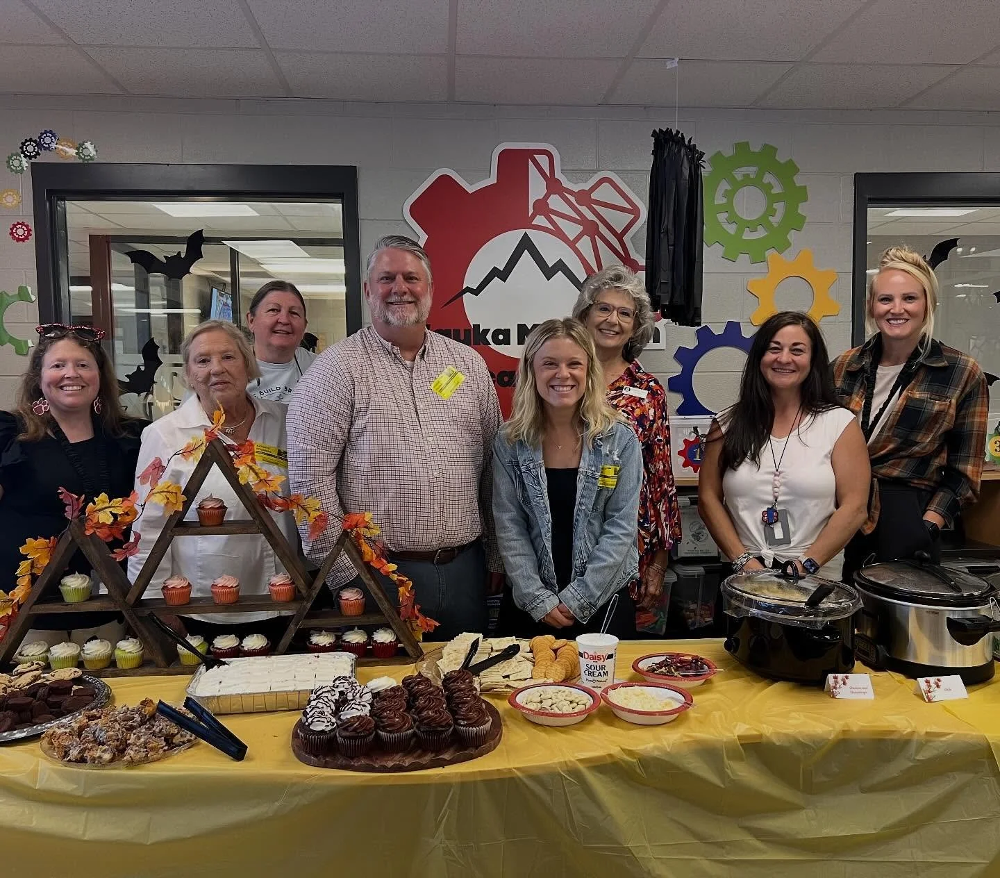 Feeding the folks at Wauka Mountain Elementary!

Nothing says &ldquo;we appreciate you&rdquo; like a good crock-pot soup and too many cupcakes. Huge thanks to the incredible teachers and staff who pour so much into our kids every day. 

They make a d
